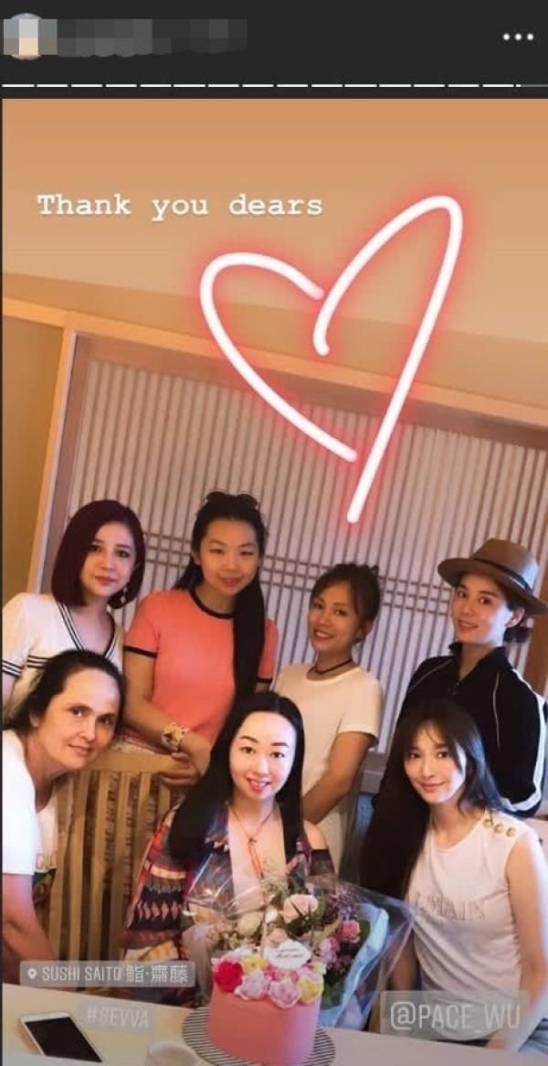 吴佩慈现身名媛生日趴 与亲妈同框着装难得低