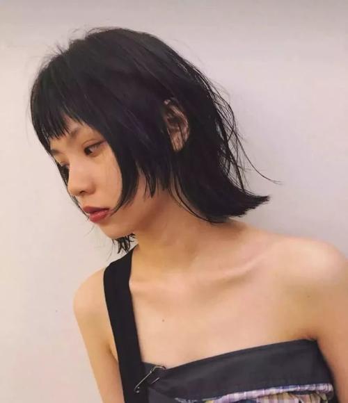 迪丽热巴剪短发毁容?新年必换的3款新发型!丸子凌乱头视频图片