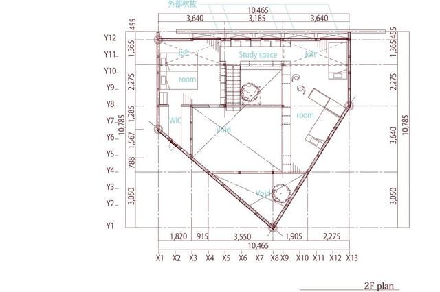 设计师巧用一面白墙半遮半掩地隔离出一个私密的居住空间