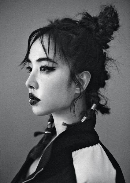 蔡依林晒最新个性写真,小阿姨蓝唇浓妆玩性感