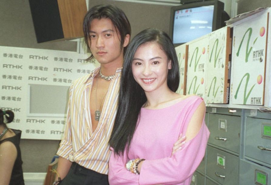 张柏芝穿睡衣送儿子上学，身材略显浮肿，头发未打理似常人