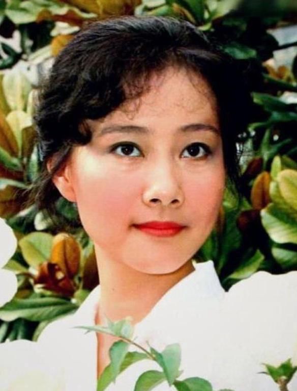老戏骨黄梅莹：与老公姐弟恋相伴36年，今一家三口其乐融融