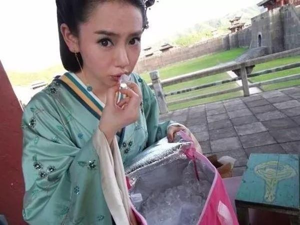 看明星片场如何花样避暑?杨幂脱得只剩背心,赵