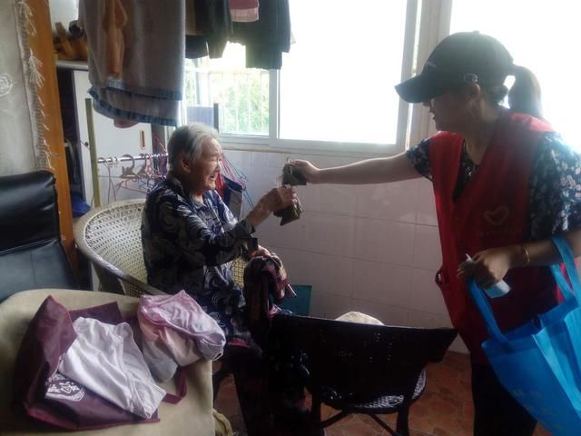 栖霞区各级红会开展端午志愿服务活动