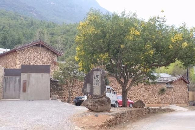 这座民宿位于玉龙雪山脚下第一村旁，是99％的游客都不知道的秘境