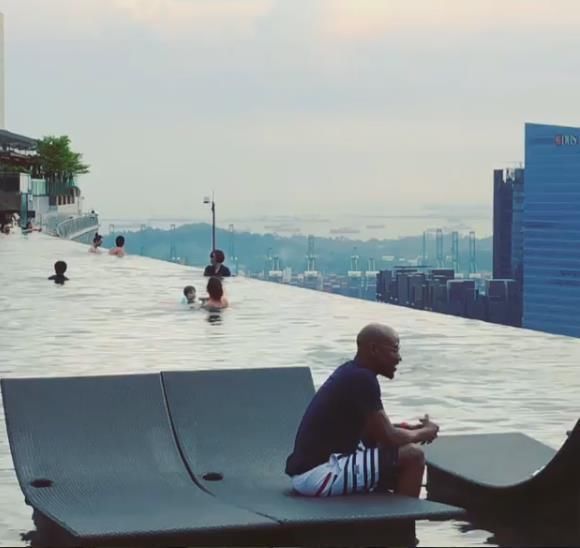 真土豪!梅威瑟畅游新加坡，在世界最贵酒店楼顶泳池享受时光