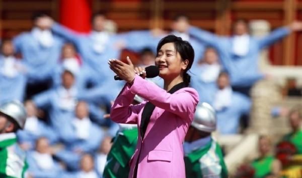 五一晚会众星献唱,林志玲美艳,景甜白到发光,唐