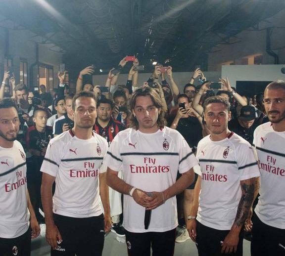 彪马发布AC米兰18-19赛季新款客场球衣