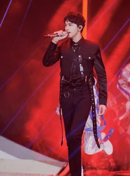 湖南卫视《五四青年晚会》谁更惊艳? 杨紫甜美