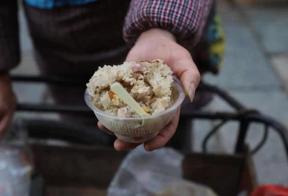 老奶奶手推“三轮车”街边卖糯米饭，一天赚足50元就回家