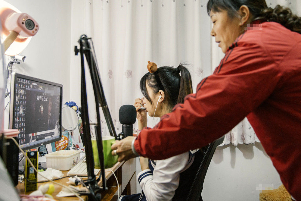 直击网红们的真实生活,她们的父母很不明白坐