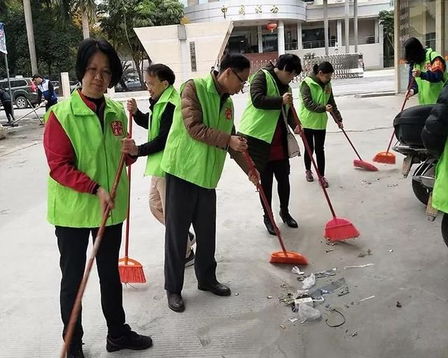 双创怀集开展迎新春爱国卫生运动