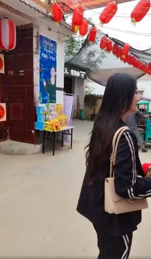 大衣哥儿媳遭村民围观！婆婆怒指邻居急救场，丈夫紧跟身后不说话