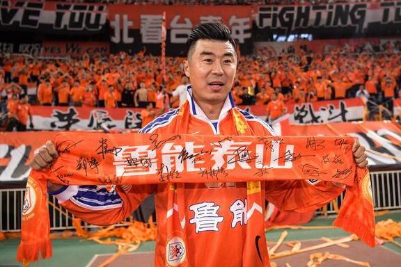 九哥回来了!韩鹏进鲁能预备队教练组 退役仪式