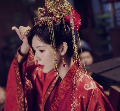 琉璃：玲珑终于变装了，婚服造型比璇玑都美，被乌童和敏言争抢
