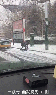 搞笑GIF 这招厉害了，空手变铁锤!