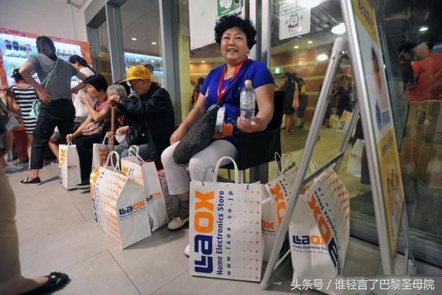 国内大妈去日本旅游，疯抢便宜货，结账时服务员破口一句惹众怒