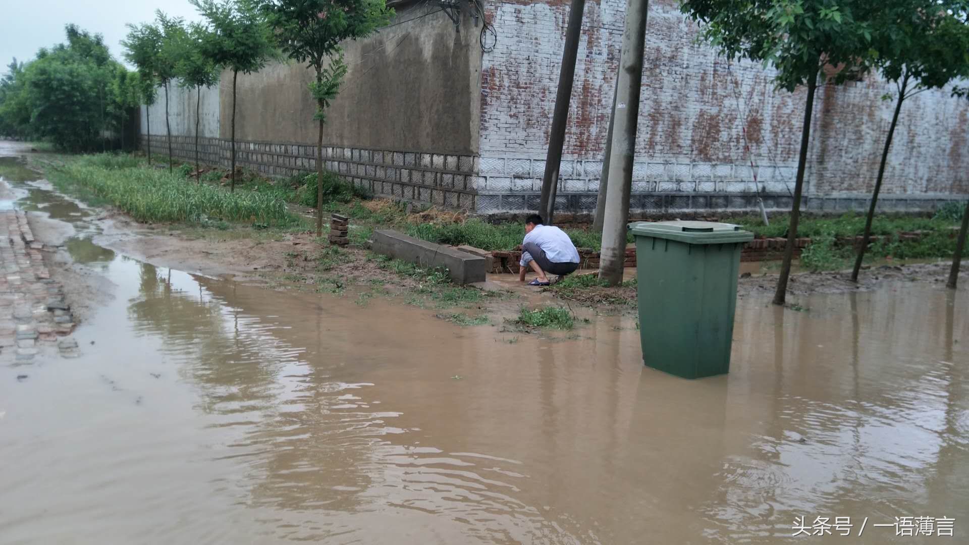 大雨过后，农村的街道变成了这个样子