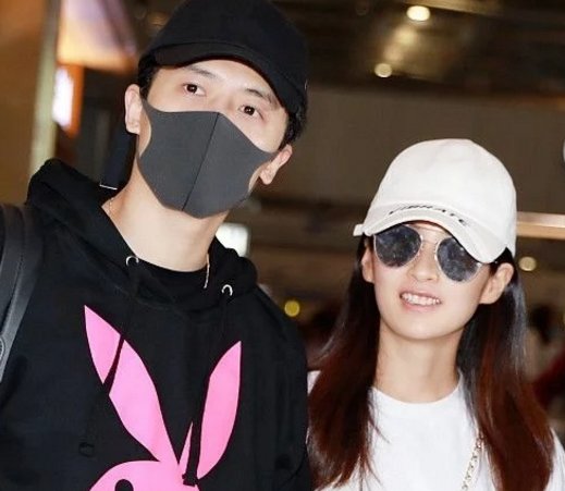 付辛博紧牵爱妻赴巴厘岛完婚,夫妻俩机场花式