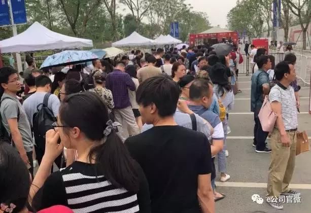 成都楼市：7万人抢千套房 买房队伍绵延几公里