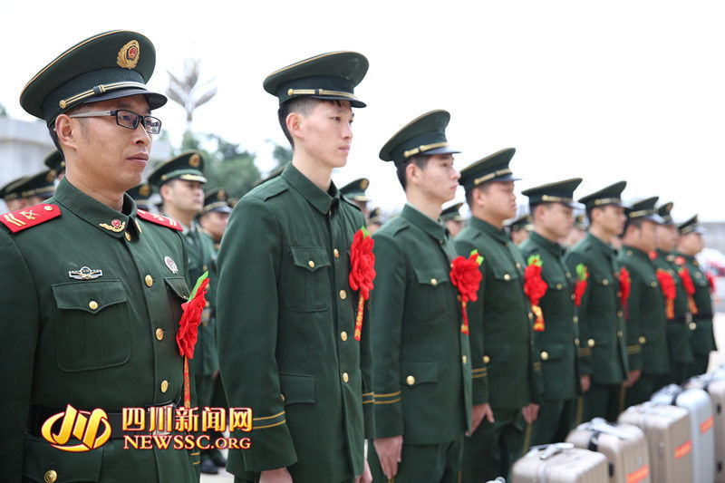 广安消防举行2017年度退役士兵向警徽告别仪