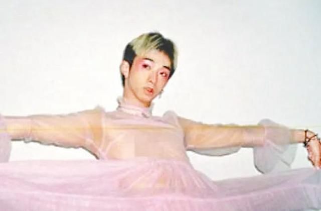 伊能静儿子与男生亲嘴,穿纱裙摆妩媚姿势,网友:父母都有责任