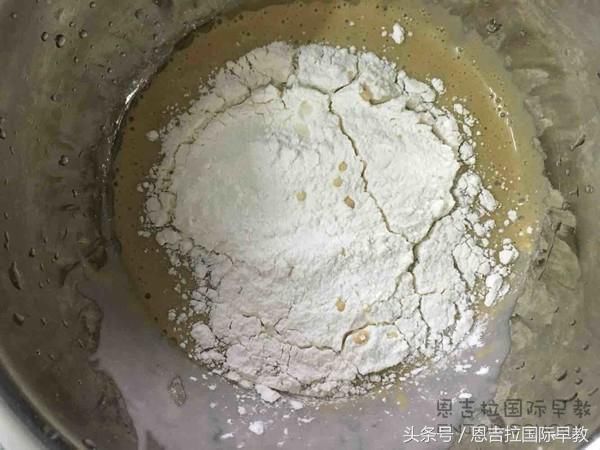 恩吉拉｜香蕉松饼：富含丰富的维生素，促进宝宝的肠胃蠕动