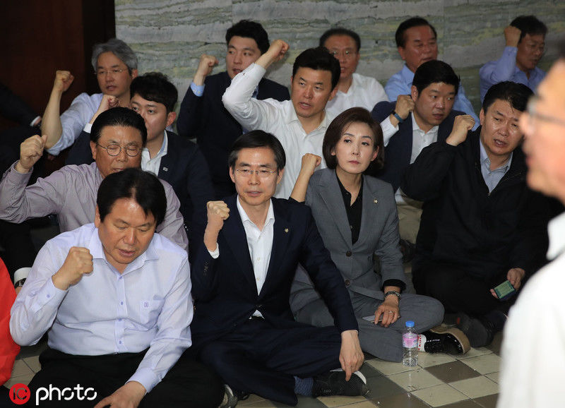 铁锤砸门 韩国国会300多名议员大打出手