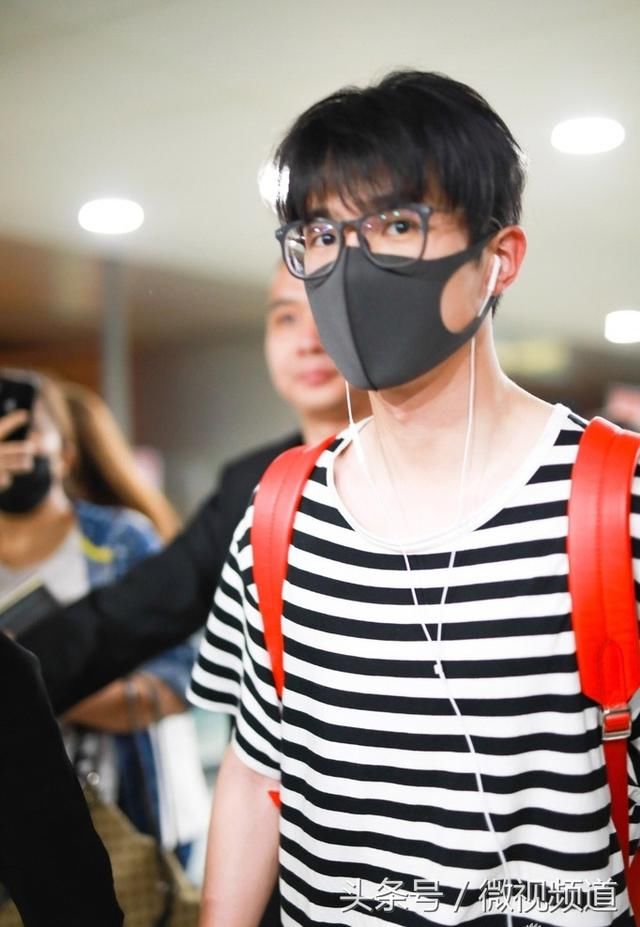 机场街拍:刘昊然机场现身,一身简约黑白条纹衫