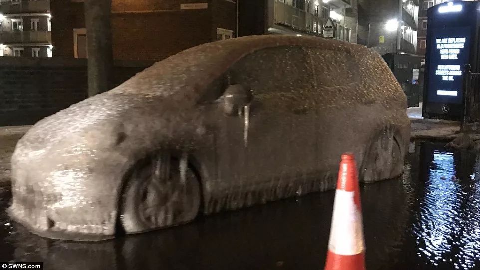 英国人被大雪搞得半死不活了，还要被嘲讽:毕竟没见过世面啊...