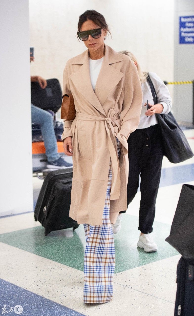 贝嫂维多利亚机场街拍 穿件驼色外套搭配蓝格