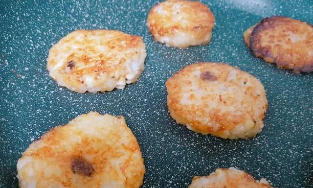 把隔夜粥做成烤饭团儿,咸甜味美,吃起来那叫一