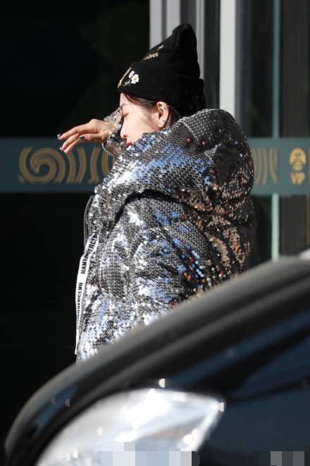 吴宣仪穿紧身裤塞毛衣肚子居然还是扁平的,这