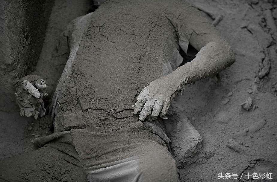 危地马拉火火山剧烈喷发 火山灰覆盖整个村庄无人生还