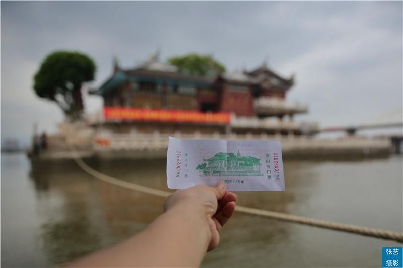 5元钱摆渡船才能到达，中国唯一屹立在江中寺庙