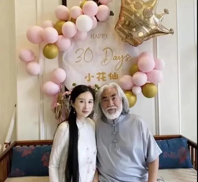 张纪中高调为女儿办满月酒 混血儿子站位像外人 一脸不悦引热议 360娱乐