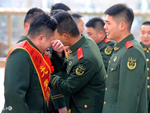 他当兵复员在家,妹妹意外生病,无奈之际,突然多