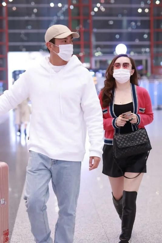 霍思燕携老公亮相,穿针织开衫配皮靴真时髦,身材丰满很有女人味