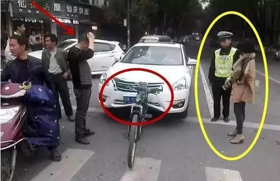 日系车追尾自行车, 女司机下车一看, 愁容变笑容!