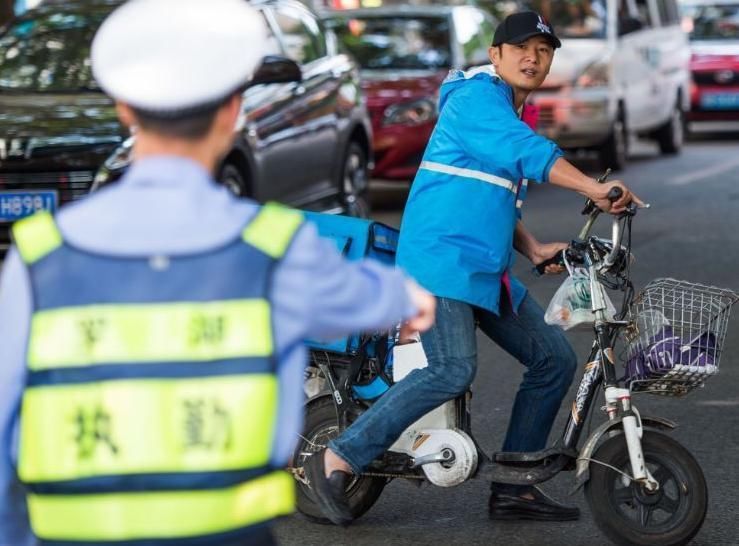 佛山现天价扣分罚款:外卖小哥骑摩托违章959,