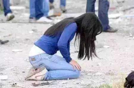 小舅赖在我家两年不走，老妈哭着跪在我面前，求我换个老婆