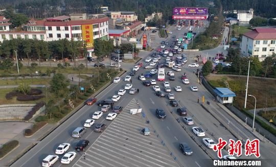 四川迎春节长假返程高峰 高速公路拥堵