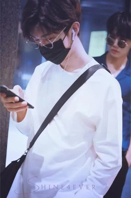 范丞丞未受姐姐新闻影响 范丞丞韩庚张艺兴合体拍杂志封面