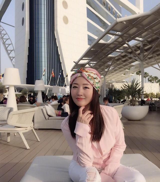 杨钰莹粉色衬衫搭花式头巾，48岁青春依然靓美，少女心元气满满