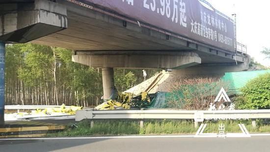 大庆至哈尔滨方向高速货车撞断桥墩 司机身亡