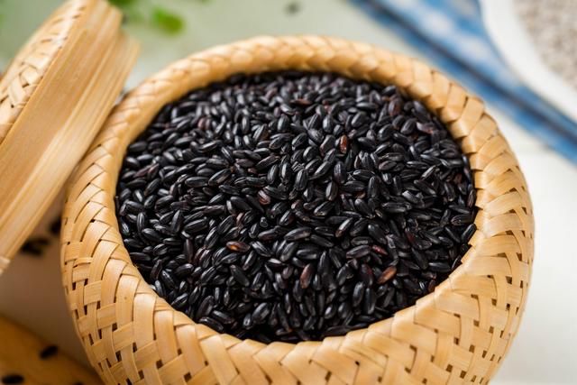 经常掉发,多吃三种生发黑发的食物