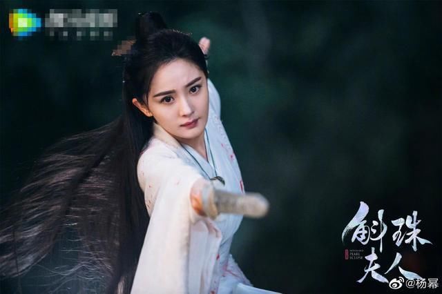 杨幂字母黑袜上热搜，不愧是娱乐圈最会穿的女人，网友：我可以