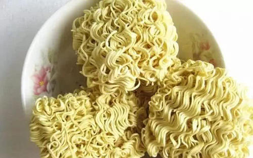 尝试抖音上爆火的方便面吃法,孩子吃到尖叫,三