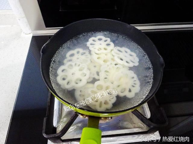 莲藕别总炒着吃了,换个做法冰凉爽口酸甜开胃,来做客的都爱吃!