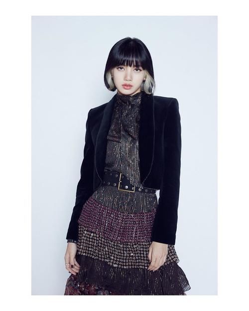 粉墨Lisa宝石裙配天鹅绒外套名媛范，腰臀比优秀人气断层；金智秀冷艳